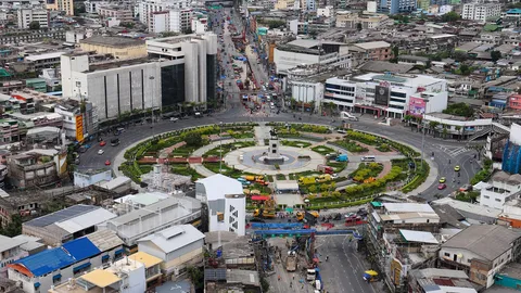 อพยพแล้ว 105 ราย ถนนประชาธิปกทรุด ฉีดซีเมนต์อุ้มชั้นดิน ล่าสุดถนนจักรเพชรด้วย