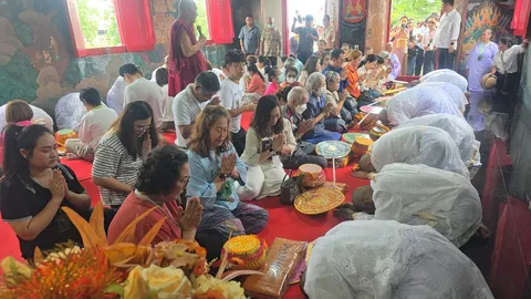 คอหวยหลั่งไหล ส่อง “เลขเด็ด” วัดดังจัดอุปสมบทหมู่ หวังได้โชคงวด 16/7/69