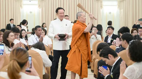 นายกฯ ทำบุญวันสถาปนาสำนักนายกรัฐมนตรี ปีที่ 94 นิมนต์สมเด็จธงชัย รดน้ำมนต์ตึกไทยคู่ฟ้า