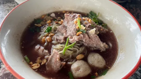 แบงก์ใบเดียวก็เฟี้ยวได้ พิกัดก๋วยเตี๋ยวสุดคุ้ม "ยายเสบียง" ตำนาน 30 ปี กระดูกเปื่อยจุกๆ ผักไม่อั้น