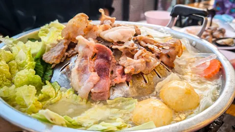 ทริกสายปิ้งย่าง หมูกระทะชั่งกิโล vs บุฟเฟต์ เทียบให้ชัดๆ สั่งแบบไหนคุ้มเงินในกระเป๋าที่สุด