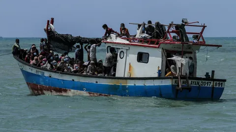 ยูเอ็นหวั่น วิกฤตเรือผู้อพยพล่ม 2 ลำนอกชายฝั่งเมียนมา คาดมีผู้เสียชีวิตพุ่ง 500 ราย
