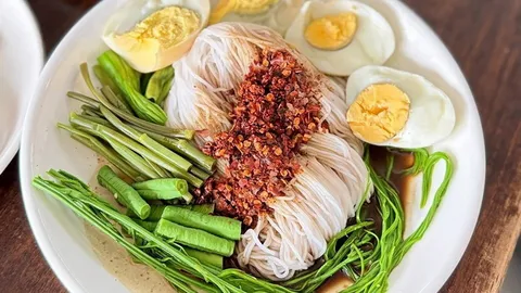 ข้าวปุ้นซาวบุณฑริก รสเด็ดจากอุบลฯ บีบเส้นสด–ปลาร้านัว กลิ่นโหน่งชื่นใจ