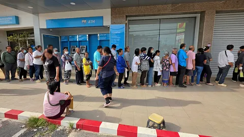 ชวดสิทธิรับเงินบัตรคนจน นักเรียน สกร. แห่ยื่นลาออก รมช.ศึกษา เร่งแก้ไข ปชป. ชี้คัดกรองห่วย