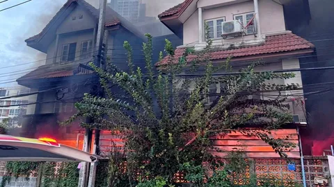 สลดคลอกผัวเมียกับแมว 73 ตัว ไฟฟ้าลัดวงจร ไหม้บ้านแฝด