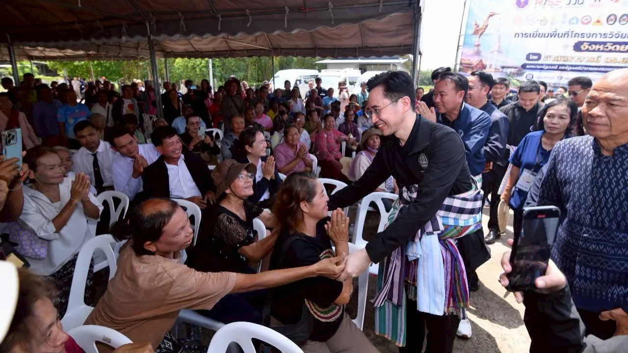 เกษตรกรแห่รับ “อ.เชน” ขอบคุณแก้จนถึงถิ่น 