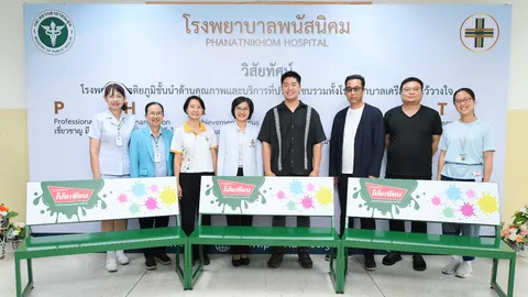 90 ปีคู่คนไทย “โป๊ยเซียน” ส่งต่อความห่วงใย มอบเก้าอี้ม้านั่ง รพ.ชลบุรี