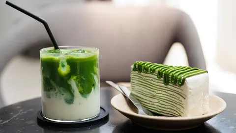 มัทฉะกินคู่กับอะไรอร่อย? เปิดลิสต์ 5 ขนมจับคู่ชาเขียวสุดฟิน ที่สายคาเฟ่ต้องลอง