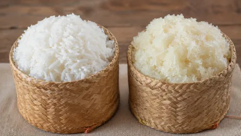ข้าวสวย vs ข้าวเหนียว กินแบบไหนอิ่มนานกว่า? เทียบชัดๆ แคลอรี ไขมัน และสารอาหาร