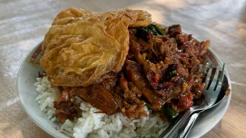 เปิดวาร์ป "ตามสั่งใต้ด่วน The Riverside" ร้านลับริมคลองพระราม 6 ให้เยอะแบบจุกๆ ในราคาหลักสิบ