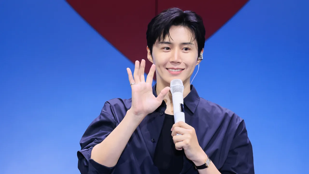 “คิมซอนโฮ” เสิร์ฟความหล่อในแฟนมีตติ้ง <LOVE FACTORY> โชว์เต้นเพลง “อู้บ่จ้าง” สุดน่ารัก