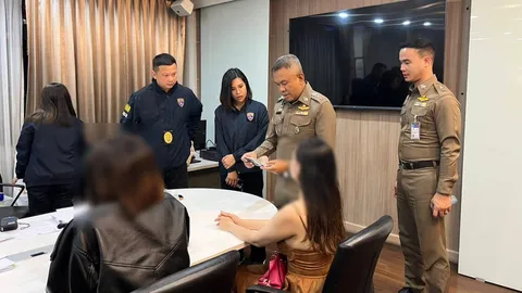 ตร.ลุมพินี บุกรวบ 5 สาวต่างชาติ ยืนค้าประเวณีริมถนนสุขุมวิทซอย 4 แจ้งข้อหาหนัก