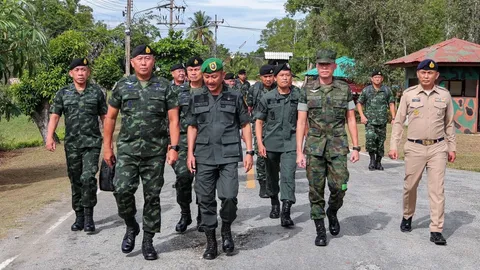 “บิ๊กปู” ตรวจเยี่ยม ฉก.ทพ.45 - ฉก.ตร.น.ธ.93 ย้ำดูแลกำลังพลรอบด้าน
