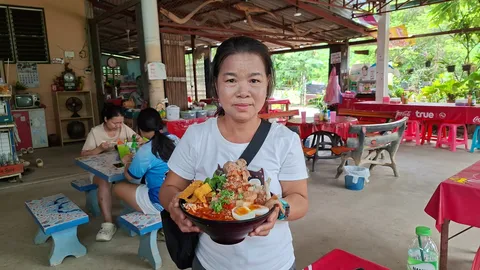 "บ้านเตี๋ยวมั๊ย ชามยักษ์" ก๋วยเตี๋ยวจานใหญ่ ราคา 80 บาท หนึ่งชามกินได้ 2-3 คน