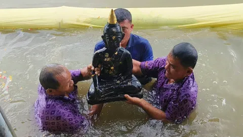 คอหวยส่อง “เลขเด็ด” หางประทัด “พิธีอุ้มหลวงพ่อดำลงแม่น้ำท่าจีน” ลุ้นโชคงวด 1/8/69