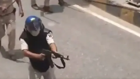 ตำรวจอินเดียถูกพักงาน หลังใช้ปืนไรเฟิล AK-47 ยิงขึ้นฟ้าสลายม็อบนักศึกษา
