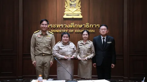 “ประเสริฐ” มอบรางวัลครูถิรคุณแก่ 2 ครู รร.บ้านโนนเหลื่อมฯ ยก เป็นต้นแบบ ครูผู้เสียสละ