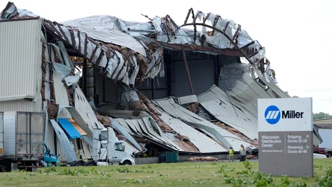 พายุทอร์นาโดถล่มรัฐวิสคอนซิน บ้านพัง-ไฟดับนับพัน เรดาร์ยืนยันพายุรุนแรง