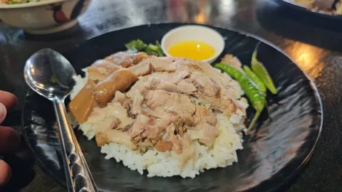 บุฟเฟ่ต์ 89 บาทที่ปทุมธานี ตำส้มตำเองได้ ผักเคียงเกินสิบอย่าง เข้าไทยช่วยไทยเหลือหัวละ 36 บาท
