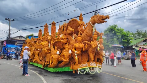 เริ่มแล้ว "ขบวนแห่เทียนพรรษาโคราช" นักท่องเที่ยวแห่ชมความสวยงาม "นางฟ้าลิซ่า"