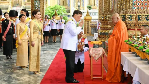 ในหลวง-ราชินี เสด็จพระราชพิธี เฉลิมพระชนมพรรษา 74 พรรษา นายกฯนำถวายพระพรชัย