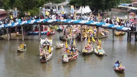 ยิ่งใหญ่ตระการตา งานแห่เทียนพรรษาทางน้ำ คลองลาดชะโด ขนทัพขบวนเรือกว่า 205 ลำ