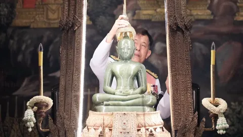"ในหลวง-พระราชินี" ทรงเปลี่ยนเครื่องทรงฤดูร้อนเป็นฤดูฝน "พระแก้วมรกต"