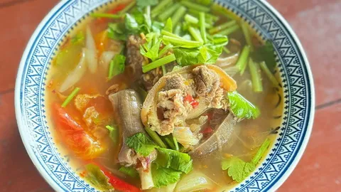 ลุงบุญจัดให้! ซุปหางวัวน้ำใส–หนังกรึบ หนูนาคั่วกลิ้ง แกงส้มใต้ หรอยจังฮู้ @องครักษ์
