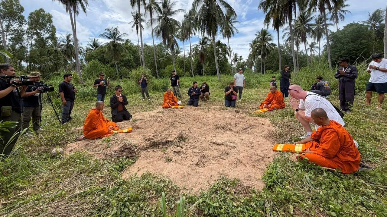 กู้ภัยนิมนต์พระ ทำพิธีบังสุกุลหน้าหลุมฝังเหยื่อ 5 ราย อุทิศส่วนกุศลให้ผู้ล่วงลับ