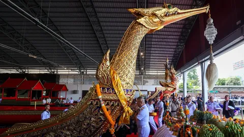 ผบ.ทร. บวงสรวงเรือพระที่นั่ง 4 ลำ อัญเชิญลงน้ำลุยซ้อมขบวนพยุหยาตราทางชลมารค