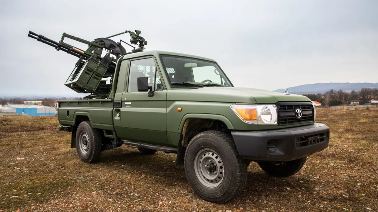 จากรถอเนกประสงค์สู่ราชันแห่งสงคราม ทำไม Toyota Land Cruiser ถึงเป็นตำนานที่ไม่ตายในสนามรบ?