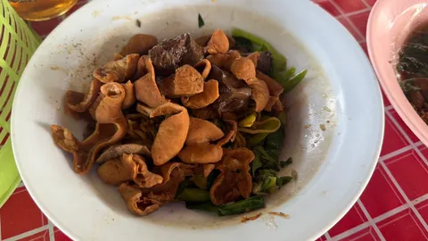 ของอร่อยปทุมธานี ตำนานก๋วยเตี๋ยวไส้หมูเตาฟืน 50 ปี ริมทุ่งนาลาดหลุมแก้ว เริ่มเพียงชามละ 40 บาท