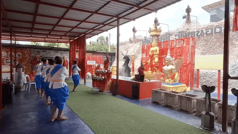 ได้เฮยกหมู่บ้าน ชาวบ้านพารวมตัวรำแก้บน "ท้าวเวสสุวรรณ" จุดธูปลุ้นเลขเด็ด 16/8/69