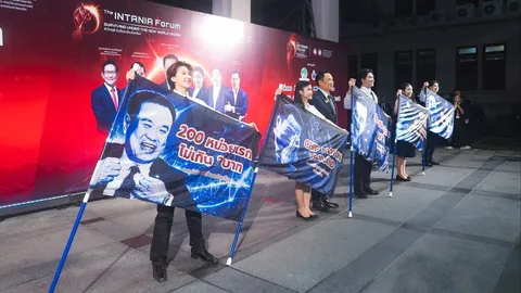 จุฬาฯ ยกทีมเซอร์ไพรส์นายกฯอนุทิน โบกธงผืนใหญ่ เป็นกำลังใจเชียร์ “พี่หนูสู้ ๆ”
