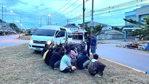 สกัดจับรถตู้ขนแรงงานต่างด้าว ซิ่งเสียหลักพุ่งขึ้นเกาะกลางถนน พบอัดคนมา 43 ชีวิต