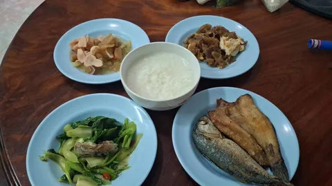 ข้าวต้มกุ๊ยรถไส "ยายแป๋ว" ของอร่อยสุโขทัย ตำนาน 30 ปี อิ่มฟินเริ่มต้นแค่ 5 บาท 
