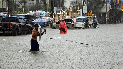 ฝนถล่มนครพนม หนักสุดในรอบ 30 ปี ทำมวลน้ำทะลักท่วมเขตเทศบาลเมือง ถนนหลายจุดจมบาดาล