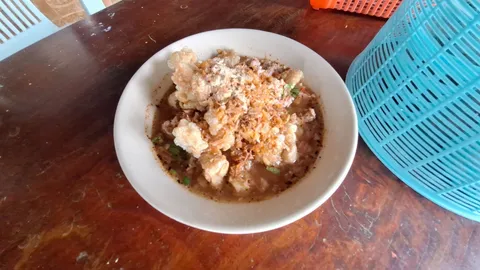 ครัวอิ่มสำราญ บางระจัน ก๋วยเตี๋ยวต้มยำกากหมู ชามตราไก่ในราคา 40 บาท