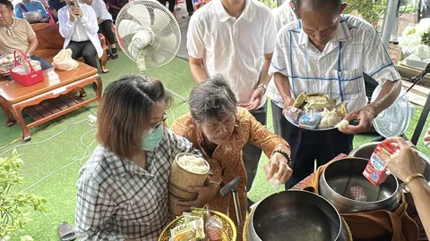 เก็บอัฐิ "ฮลุน โซโล่" เตรียมลอยอังคารที่แม่น้ำโขง ย่าทำบุญส่งหลานท่องโลกใบใหม่