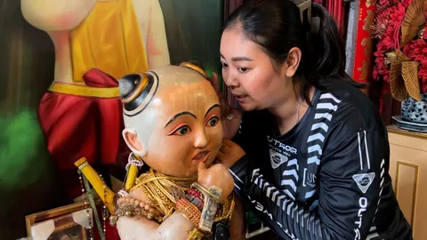 แม่ค้าหวยขนสกุชชี่แก้บน “ไอ้ส้มฉุน” ไม่พลาดล้วงไหขอ “เลขเด็ด” ลุ้นรวยอีกงวด