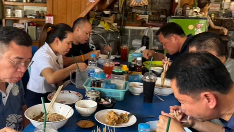 “อนุทิน-เนวิน” ทัวร์บุรีรัมย์วันหยุด กินร้านริมทาง ปลื้มคนชมไทยช่วยไทยพลัส