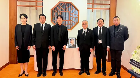 คณะผู้บริหารดั๊บเบิ้ล เอ ร่วมแสดงความอาลัย "จู หรงจี" อดีตนายกรัฐมนตรีจีน