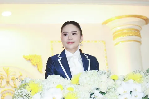 ชมภาพ ท่านผู้หญิงอรอนงค์ เป็นประธานพิธีปิด การแข่งขันกรีฑาเยาวชน "Thai Domestic Power" 