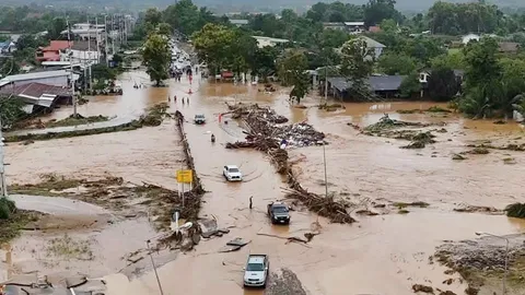 อัปเดตน้ำท่วมภาคเหนือ กรมทางหลวง ระดมเครื่องจักรซ่อมทาง-สะพานขาดที่น่าน