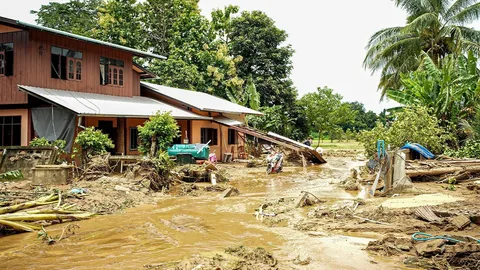 น่านคลายวิกฤติ เตือนระวังฝนระลอกใหม่ สลดศพราย 3 "เชน" คลีนนิ่ง แม่นํ้าเมยล้น