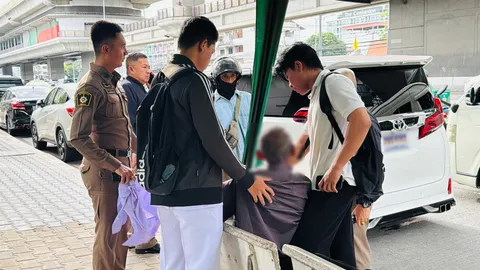 นาทีชีวิต ลุงวัย 66 ปี เป็นโรคหัวใจ วูบหมดสติคาป้ายรถเมล์ ตำรวจ-บุรุษพยาบาล รีบช่วย
