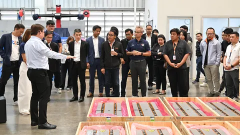 วอลโว่โชว์มาตรฐานซ่อม EV เปิดขั้นตอนเปลี่ยนแบตเตอรี่ EX30 ให้พันธมิตรชมของจริง
