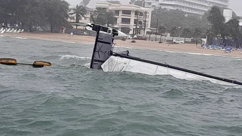 เจ้าหน้าที่กู้ภัยลุยฝ่าคลื่นลม ช่วย "นักกีฬาเรือใบ" เรือล่มกลางทะเล หาดจอมเทียน