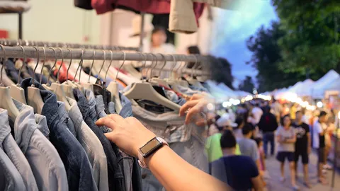 เศรษฐกิจรากหญ้า คนขายเพิ่ม คนซื้อรัดเข็มขัด ตลาดนัดซบเซา