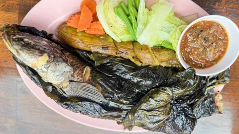 ร้าน “ป้าจู๊ คลอง 6” ตำนาน 50 ปี @ธัญบุรี “ปลาช่อนเผาใบยอ” เมนูทีเด็ด! ต้องจอง